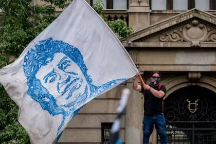 Imagen del cantante Víctor Jara en una bandera durante las manifestaciones ocurridas en Chile en 2019. Uno de los momentos más impactantes del video de Residente es cuando recrea el asesinato del músico ocurrido durante la dictadura de Augusto Pinochet