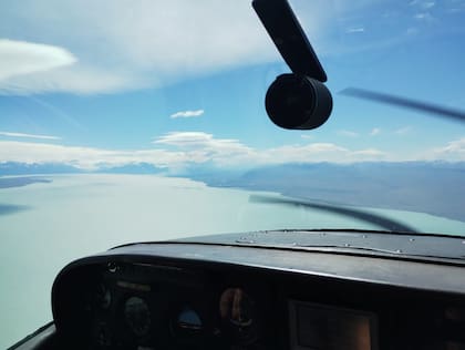 Imagen del Cessna 182 JBY del Aeroclub Lago Argentino, camino a los focos de incendio en el Cerro Huemul, sobre la margen norte del lago Viedma