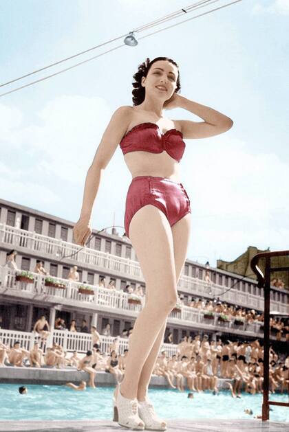 Imagen del desfile organizado por el diseñador en la Piscina Molitor de París en 1949