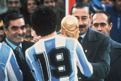 Imagen del día 25 de Junio de 1978, en la que el presidente de facto argentino, Jorge Rafael Videla le entrega la copa de la FIFA al capitán de la selección de argentina , Daniel Passarella