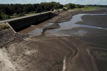 Imagen del embalse seco de Canelón Grande, en el sur de Uruguay, tomada el 14 de marzo de 2023, mientras el país atraviesa una grave sequía.