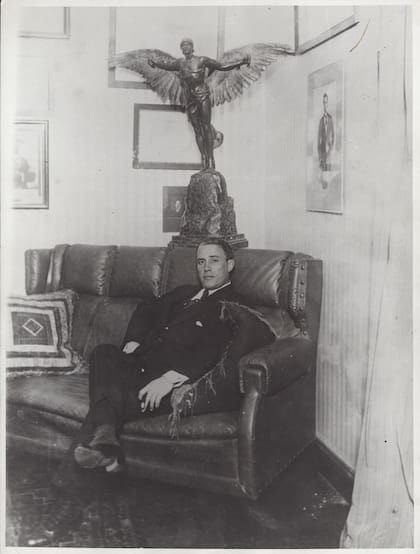Imagen del ingeniero Newbery en su casa, tomada en 1910, cuatro años antes de su muerte.