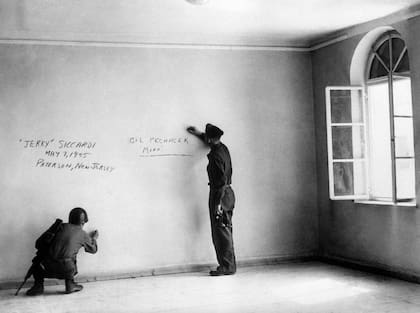 Imagen del interior de la casa donde nació Adolf Hitler, el mayor criminal del siglo XX. Dos soldados norteamericanos escriben sus nombres en las paredes. (Photo by Keystone-France\Gamma-Rapho via Getty Images)