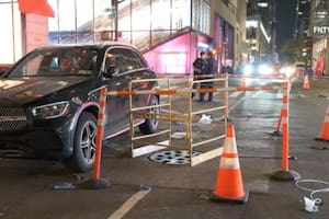 Bajó de su camioneta en pleno Manhattan, cayó por la boca de una alcantarilla abierta y murió