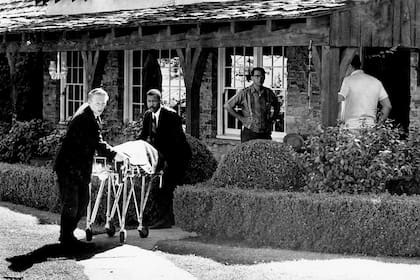 Imagen del momento en que se retiraba el cuerpo de Tate de la casa que ocupaba en Cielito Drive, California, el 9 de agosto de 1969; la actriz tenía 26 años y esteba embarazada de ocho meses y medio