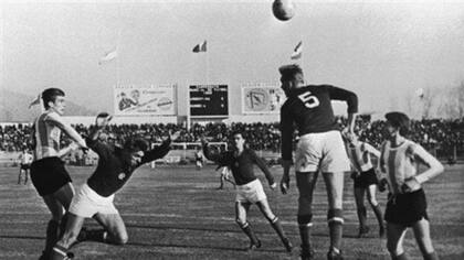 Imagen del partido entre la Argentina e Inglaterra; la selección intentó en Chile 1962 lavar su imagen después del desastre de Suecia, pero volvió a quedar eliminada en la primera rueda