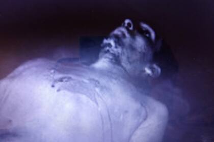 Imagen del poeta luego de ser rescatado muerto que aparece en la película El viaje de Javier Heraud.