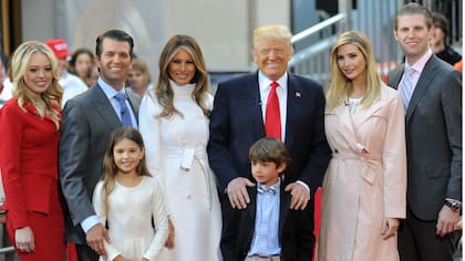 Imagen del presidente electo de EEUU, Donald Trump, junto a su familia en Nueva York. De izquierda a derecha: Tiffany Trump, Donald Trump Jr., Kai Trump, Melania Trump, Donald Trump III, Ivanka Trump y Eric Trump.