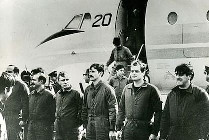 Imagen del primer grupo de náufragos rescatados. Viajaron en avión desde Ushuaia hacia Bahía Blanca, donde fue tomada esta imagen una vez que desembarcaron el avión.