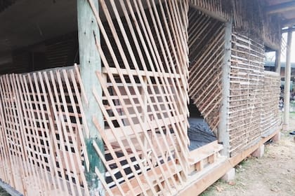 Imagen del proceso constructivo en el que se puede ver el encofrado usado para sostener la quincha.