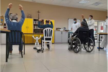 Imagen del robot Inrobics Rehab durante una sesión de rehabilitación