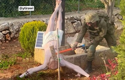Imagen del soldado israelí golpeando el crucifijo. Fuente: X