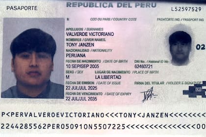Imagen del supuesto pasaporte de Pequeño J difundida en la madrugada del sábado por el Ministerio de Seguridad de la Provincia de Buenos Aires