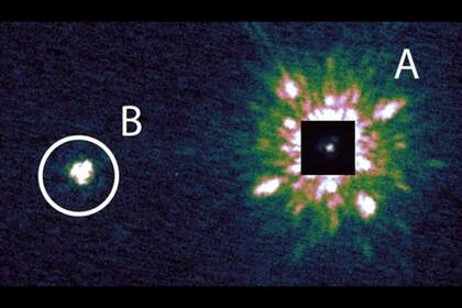 Imagen del supuesto sistema binario con KIC 8462852 B a la izquierda (una enana roja) y KIC 8462852 a la derecha