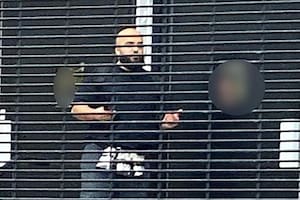 Imagen del un sospechoso en la cercanía de la sinagoga atacada en Manchester, con un cinturón alrededor de su cuerpo con objetos