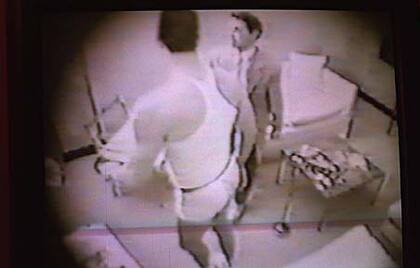 El video de Oyarbide, vestido de traje, en el segundo piso de Spartacus desató un escándalo que casi le cuesta el puesto en 2001