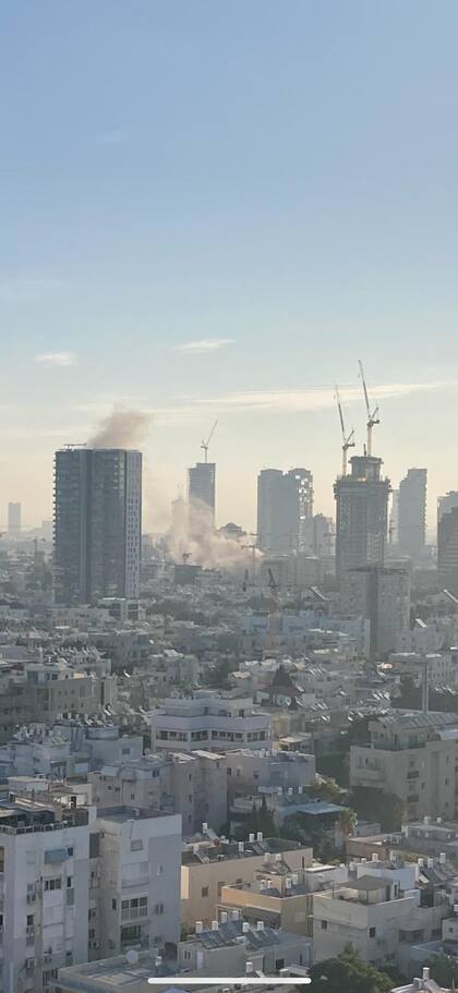 Imágen enviada por un argentino en Tel Aviv del impacto de un misil cerca de su casa.