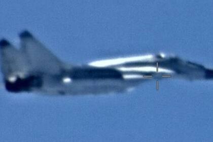 Imagen facilitada por Estados Unidos en la que se ve un supuesto avión militar ruso Mig-29 sobrevolando territorio libio