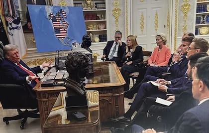 Imagen falsa de Trump con sus asesores y un mapa con Canadá, Groenlandia y Venezuela bajo bandera de EEUU.@realDonaldTrump