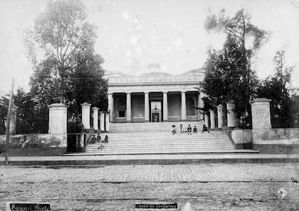 Imagen histórica, con niños en las escaleras de La Casa de Expósitos