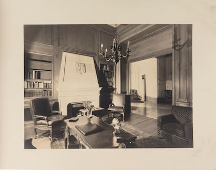 Imagen histórica de la biblioteca, con su gran chimenea