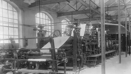 Imagen histórica de la fábrica Fabriano, que produce papel desde hace más de 750 años