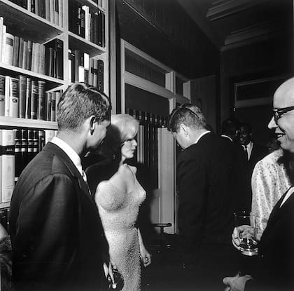 Imagen histórica: Marilyn junto a John Fitzgerald Kennedy (derecha) y Bobby Kennedy (izquierda) 
