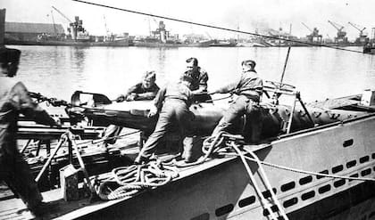 Imagen histórico de carga de torpedos de un submarino de la flota alemana