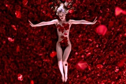 Imagen icónica del cine, si las hay: Mena Suvari cubierta de pétalos de rosa en Belleza americana