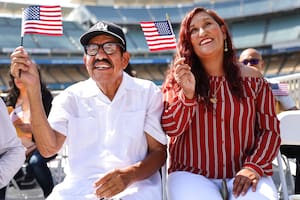 Imagen ilustrativa de una ceremonia de naturalización del Uscis en Los Ángeles, California (Photo by Mario Tama/Getty Images)