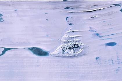 Imagen Landsat 8 de la dolina antártica con agua de deshielo de verano