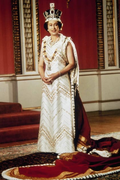 IMAGEN PERFECTA. El 6 de febrero de 1977, para celebrar 25 años en el trono, la Reina, que cumpliría 51 años durante este año histórico, posó en el Salón del Trono del Palacio de Buckingham.