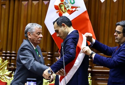 Imagen proveída por el Congreso de la República de Perú de José Jerí, recibiendo la banda presidencial en el Congreso en Lima, Perú, el 10 de octubre de 2025