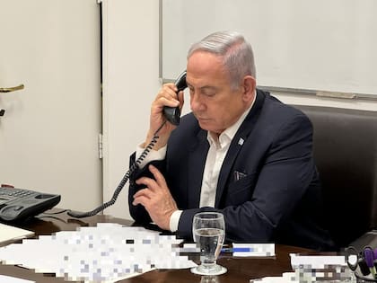  Imagen publicada el 14 de abril de 2024 del primer ministro israelí, Benjamín Netanyahu, en una llamada telefónica con el presidente de Estados Unidos, Joe Biden.