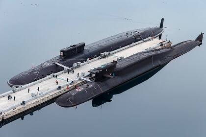 Imagen publicada por el Ministerio de Defensa ruso que muestra a los submarinos nucleares Prince Vladimir y Yekaterinburg en la base naval rusa en Gazhiyevo, en la península Kola Peninsula