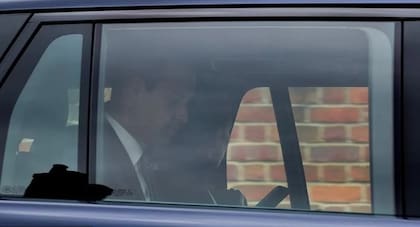 Imagen publicada por la BBC en la que se ve a la Princesa de Gales en público con William, mientras la pareja salía de Windsor en un auto