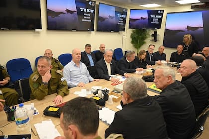Imagen publicada por la Oficina de Prensa del Gobierno de Israel el 14 de abril de 2024 del primer ministro de Israel, Benjamin Netanyahu, asistiendo a una reunión del gabinete de guerra en el Ministerio de Defensa de Israel, en Tel Aviv, Israel