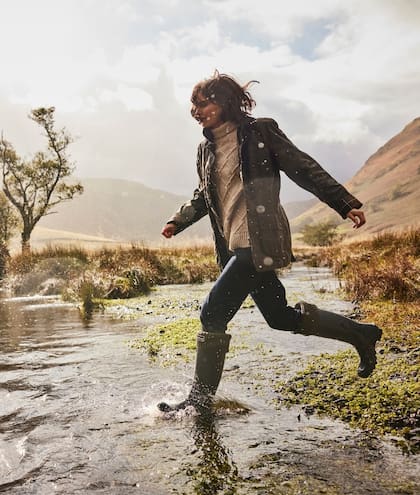 Imagen publicitaria donde la Barbour apuesta al recambio generacional