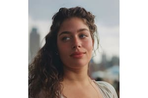 Imagen retocada mediante inteligencia artificial; como los modelos generativos se alimentan de las imágenes que encuentran en Internet, tienden a reforzar los sesgos y estándares estéticos; por eso compañías como Dove y L'Oréal decidieron emplear personas reales en sus avisos