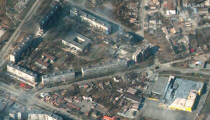 Imagen satelital de edificios incendiados en Mariúpol
