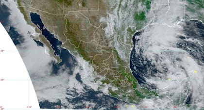 Imagen satelital del posible ciclón tropical en el suroeste del Golfo de México