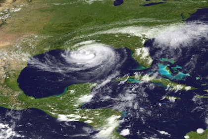 Imagen satelital provista por el NOAA, tomada el martes a las 13, cuando se aproximaba hacia Nueva Orleans