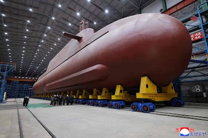 Imagen sin fecha difundida por la agencia oficial norcoreana Korean Central News Agency (KCNA) a través de KNS el 25 de diciembre de 2025, que muestra al líder de Corea del Norte, Kim Jong-un, durante una visita al sitio de fabricación de un submarino estratégico lanzamisiles guiados de propulsión nuclear de 8.700 toneladas, en un lugar no revelado de Corea del Norte