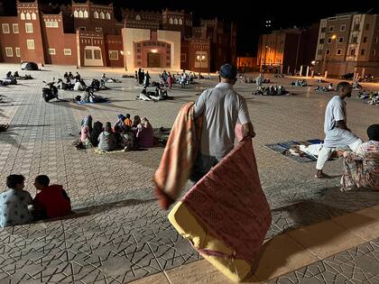  Imagen tomada con un teléfono celular de residentes refugiándose en un espacio abierto después de un terremoto, en Ouarzazate, Marruecos, el 9 de septiembre de 2023.