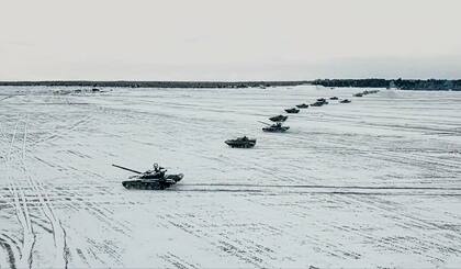 Imagen tomada de un video distribuido por el Servicio de Prensa del Ministerio de Defensa ruso que muestra tanques y vehículos blindados participando en ejercicios militares conjuntos de Rusia y Bielorrusia en el campo militar de Brestsky, Bielorrusia. (Servicio de Prensa del Ministerio de Defensa ruso vía AP, Archivo)