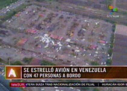 Imagen tomada del canal Telesur en la que se observa el avión que con 47 personas a bordo se estrelló cerca de Ciudad Guayana, Venezuela