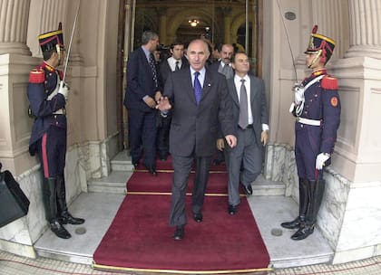 Imagen tomada el 21 de diciembre de 2001 del presidente argentino, Fernando de La Rua, que abandona el palacio presidencial de Casa Rosada luego de renunciar a su cargo