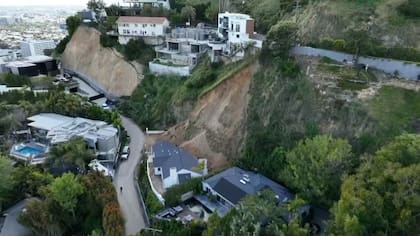 Imágenes aéreas de cómo quedó la colina tras el deslizamiento