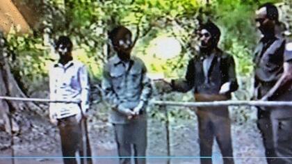 Imágenes borrosas muestran a Hin Nie, en el centro a la derecha, con funcionarios alrededor del campamento de Fulro