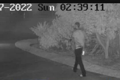 Imágenes de cámaras de seguridad proporcionadas por vecinos muestran algunos de los actos de intrusos que les han robado la tranquilidad